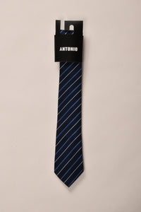 עניבה ברוחב קלאסי - דוגמת פסים אלכסונית מעודנת (שחור-כחול)